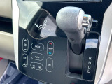 【オートエアコン】一度お好みの温度に設定すれば、車内の温度を検知し風量や温度を自動で調整。暑い&hellip;寒い&hellip;と何度もスイッチ操作をする必要はありません。快適な車内空間には必須の機能ですね♪