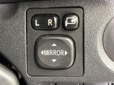 【電動格納ミラー】サイドミラーは電動格納式となっており、狭い駐車場でもキズがつくリスクを抑えられます。