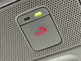 【SOSコール】スイッチを押すだけで専門のオペレータに接続。警察や消防に連絡し、緊急車両の手配をサポートします。クルマの位置情報もオペレータへの接続と同時に共有されるので、さらに安心です。