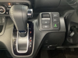 CVT車のセレクトレバーです。低速から高速まで、変速ショックのないスムーズな走りと、エンジン効率のよい領域を維持して燃費にも貢献します。サイドブレーキはスイッチ操作の電子制御パーキングブレーキです。