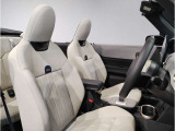 MINIの少し硬めのシートは乗り降りもしやすく、長距離ドライブでも疲れません。