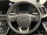 快適な操作性の運転席、ハンドルも綺麗に清掃済みです!もちろん安全を守るエアバッグも装備しているので安心してお乗りいただけます(^^)