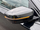 追い越し車線上を急接近してくる車両を認識してミラー内側に組み込まれたインジケータを点滅させドライバーに警告します。注意喚起に気づかず、ドライバーがそのまま車線を越えた場合には車線維持をサポートします。