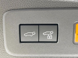 【パワーバックドア】スマートキーや運転席のボタンを押すだけでリアゲートが自動で開閉します!荷物を持っている時や、高い位置にあるバックドアを閉める際に便利な機能です♪