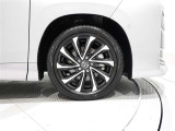 タイヤサイズは(205/55R17)で純正アルミホイールです。