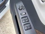 【電動格納ミラー】サイドミラーは電動格納式となっており、狭い駐車場でもキズがつくリスクを抑えられます。