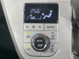 【オートエアコン】一度お好みの温度に設定すれば、車内の温度を検知し風量や温度を自動で調整。暑い&hellip;寒い&hellip;と何度もスイッチ操作をする必要はありません。快適な車内空間には必須の機能ですね♪