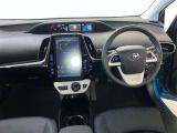 運転席は見やすく整理され、ナビも美しく装着され操作性にも優れています!