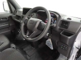 シンプルで使いやすいデザインの運転席です。