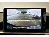 バックガイドモニター付き。車両後方の映像をナビ画面に表示し、駐車などの後退操作をサポートします。