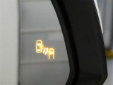 隣車線を走る車両をレーダーで検知し、ドアミラーでは確認しにくい後側方エリアに存在する車両に加え、急接近してくる車両も検知します。車両を検知するとドアミラーに搭載されたLEDインジケーターが点灯します。