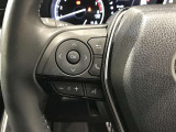 ステアリングスイッチ付きで、運転中に視線を前に向けたまま操作できます。