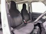 シンプルながら機能性あふれる運転席廻りです。視界性もよく、運転しやすいですよ。
