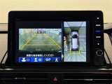 【マルチビューカメラシステム】自車周辺をぐるりと俯瞰できるカメラで危険を察知。上空からの映像で自動車や障害物の位置が詳細に確認できるので、狭い駐車場でも安心して駐車できますね。