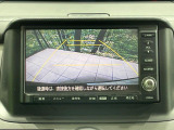 【バックカメラ】駐車時に後方がリアルタイム映像で確認できます。大型商業施設や立体駐車場での駐車時や、夜間のバック時に大活躍!運転スキルに関わらず、今や必須となった装備のひとつです!