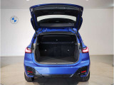 BMWではスペアタイヤが非搭載となるため、スペースは拡大されており、収納スペースとして利用可能。トランクの下にも収納スペースがあり、意外と役に立つスペースでございます。