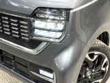 【LEDヘッドライト】悪天候や夜間走行時も良好な視界を確保し安心して運転できる高輝度LEDヘッドライトを装備!点灯速度が早く、消費電力も抑えられています。