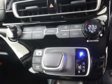 左右独立温度コントロールフルオートエアコンです。運転席、助手席それぞれで独立して温度設定ができます。冷え性の方が乗っても安心ですね♪