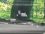 【ヘッドアップディスプレイ】現在の速度や走行情報をデジタル表示で運転席前方のガラスに投影!運転中、目線をずらさず必要な情報を確認できるのでとっても便利で安心!
