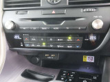 運転・助手席で独立した温度設定のできる、オートエアーコンディショナー。花粉除去機能、ナノイオン発生機能を装備し、室内を快適な環境に保ちます。