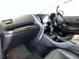 運転席周りのレイアウトをご覧ください。ナビゲーションが綺麗に装着されすっきり収まってますね!