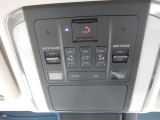運転席の天井には緊急通報スイッチや後席の天井の操作ボタンなどが装備されています。