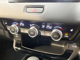 【オートエアコン】一度お好みの温度に設定すれば、車内の温度を検知し風量や温度を自動で調整。暑い&hellip;寒い&hellip;と何度もスイッチ操作をする必要はありません。快適な車内空間には必須の機能ですね♪