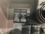 スマートキーや運転席のスイッチで後席両側スライドドアの開閉が可能♪電動だから力を入れてドアを開ける必要が無く、小さなお子様でも簡単に開け閉めでき快適です♪