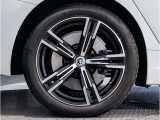 BMWの純正アロイホイールは軽量かつ強度にも優れているホイールで走行性能を引き上げる設計になっております。足元にもBMWは妥協がなくこだわっている個所になります。