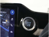 スマートキーを携帯していればキーを取り出さずにドアを施錠&解錠。クルマの始動も可能です。