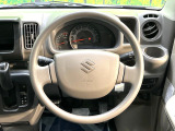 インテリアに合わせたデザインのステアリングは、運転される方のことも考え、運転しやすい形状、大きさです。是非一度、実際に触ってお確かめください。