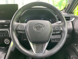 インテリアに合わせたデザインのステアリングは、運転される方のことも考え、運転しやすい形状、大きさです。是非一度、実際に触ってお確かめください。