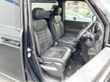 運転席まわりには十分なスペースがあり、大柄な方でもゆったり運転していただける環境です。