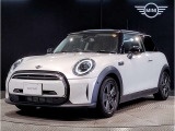MINIのフロントグリルのデザインはイギリスで生まれた当初から、シルバーのサイドバーが折り重なった伝統的なデザインで御座います。その伝統はBMWのお車になってからでも少しずつ形を変えて守られております