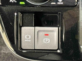 指先だけで簡単に操作が可能な電動パーキングブレーキを採用。「HOLD」スイッチを押すと、渋滞や信号待ちなどでブレーキペダルから足を離しても、ブレーキを保持するので安心です