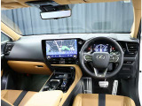 デザインもよく、居心地のよい運転席ですね。分かりやすいスイッチ類ですから操作もしやすく運転をサポートします。