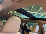 【調光パノラマルーフ】車内の解放感が一気に上がる大型パノラマルーフに調光機能がプラス!日差しが強い時、シェードを閉めなくてもガラスの透明度を調整することで心地よい明るさに♪