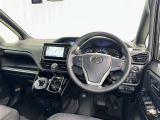 運転席まわりです。 各操作スイッチは使いやすい位置に配置されてます。