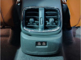 MINIの特徴的な内装のデザインは飛行機のコックピットをイメージしてデザインされております。外装だけでなく内装でも楽しませてくれる特徴的な車です☆