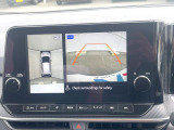 【アラウンドビューモニター】専用のカメラにより、上から見下ろしたような視点で360度クルマの周囲を確認することができます☆縦列駐車や幅寄せ時に活躍してくれます♪
