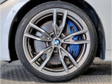 BMWの純正アロイホイールは軽量かつ強度にも優れているホイールで走行性能を引き上げる設計になっております。足元にもBMWは妥協がなくこだわっている個所になります。