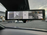 スマートルームミラーは、後方の交通状況を確認する高解像度カメラとその画像を映し出す液晶モニターを内蔵したルームミラーで構成されています。夜間の運転にも心強い味方です♪
