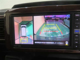 パノラミックビューモニター搭載。カメラで車両周囲の状況を映し出すため、狭い場所での駐車などに役立ちます。