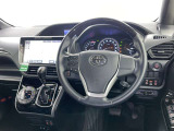 運転席まわりです。 各操作スイッチは使いやすい位置に配置されてます。
