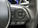 【レーダークルーズコントロール】は2種類のセンサーで先行車を認識。車速に応じた車間距離を保ちながら追従走行をサポート。ドライバーの運転負荷を大幅に軽減してくれます。