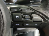 ステアリング右側には、安全運転をサポートする機能が集約されています。 クルーズコントロールや車線逸脱警報の操作が手元で行えるため、高速道路や長距離ドライブでも安心して運転に集中できます