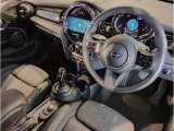 MINIの内装はとにかく『円』に拘ったデザインコンセプトが一目で伝わってきます。これほど円形に拘った車は他に御座いません。伝統のデザイン、トグルスイッチなど遊び心のある内装で御座います。
