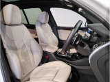 【コックピットシート】BMW車の主役席。車体中央にくる様に配置し車両重心とが一致する事でドライバーと車との一体感あるドライビングを実現。人間工学に基づき形成した形状が長時間のドライブ疲労も軽減します!