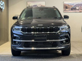 伝統のセブンスロットルグリルが一目でJeepと分かります。