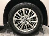 純正17インチアルミホイール装備。
